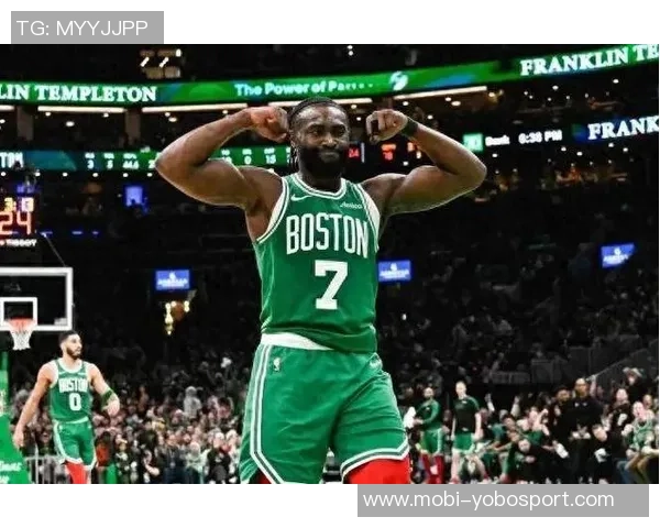 杰伦布朗高效表现三分球火力全开助力球队获胜